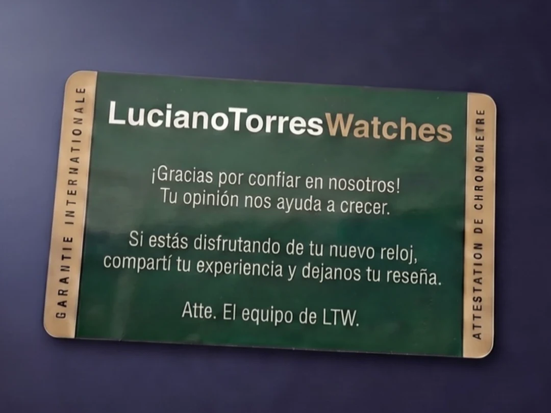 La misma tarjeta, dada vuelta: «¡Gracias por confiar en nosotros!
                  Tu opinión nos ayuda a crecer. Si estás disfrutando de tu nuevo
                  reloj, compartí tu experiencia y dejanos tu reseña.»