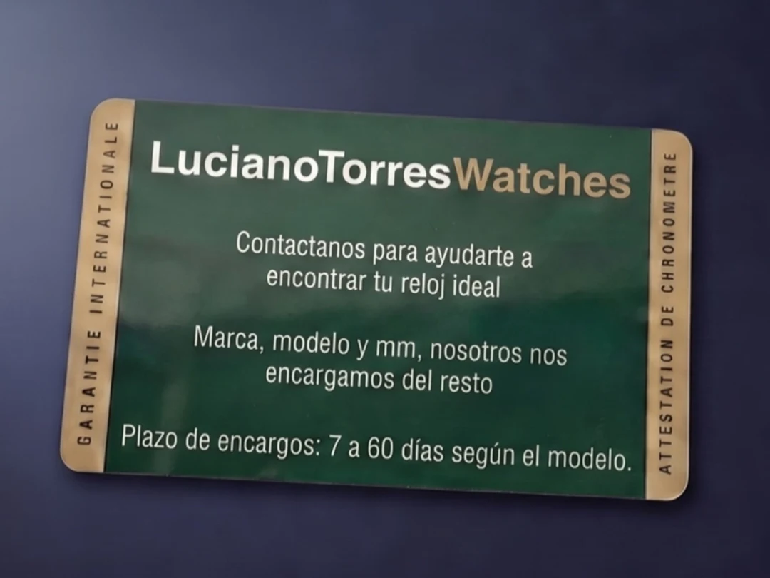 La tarjeta de garantía de Luciano Torres Watches apoyada en la
                  vitrina: «Contactanos para ayudarte a encontrar tu reloj ideal.
                  Marca, modelo y mm, nosotros nos encargamos del resto. Plazo de
                  encargos: 7 a 60 días según el modelo.»